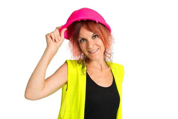 Vrouw werknemer met roze helm op witte achtergrond — Stockfoto