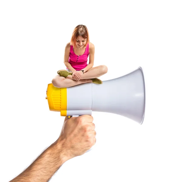 Jovem menina bonita olhando para baixo no megafone — Fotografia de Stock