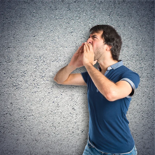 Mann brüllt über texturierten Hintergrund — Stockfoto