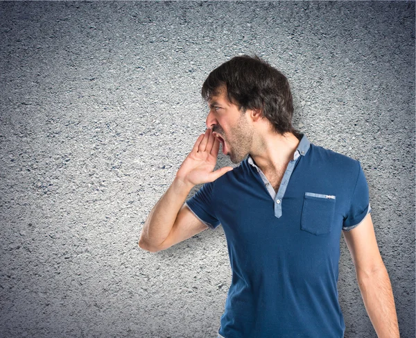 Man shouting over textured background — Stock Photo, Image