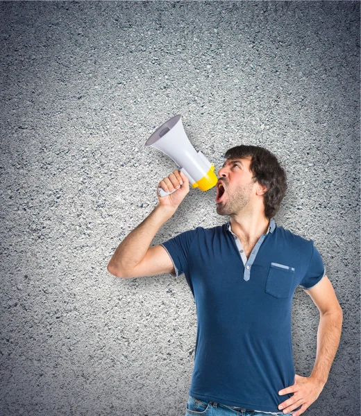 Man shouting over textured background — Stock Photo, Image