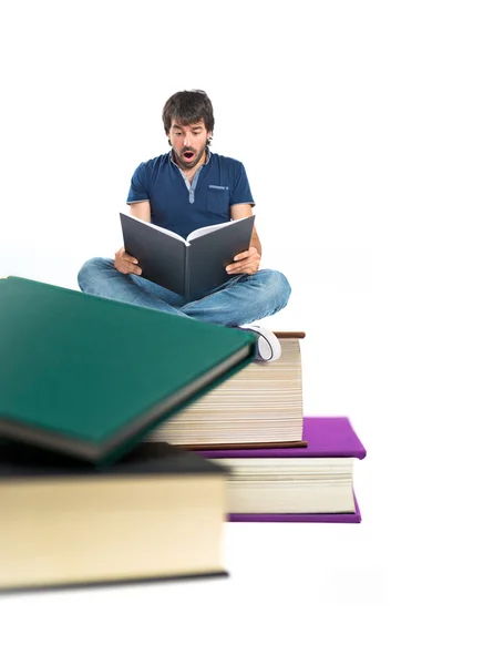 Uomo che legge un libro su sfondo bianco — Foto Stock