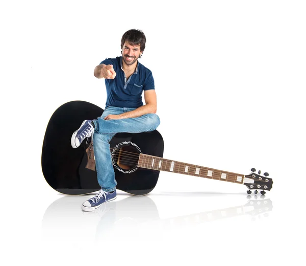 Hombre señalando al frente sentado en la guitarra —  Fotos de Stock