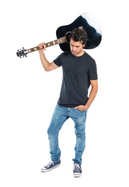 Beyaz arka plan üzerinde gitar ile yakışıklı adam