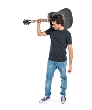 Beyaz arka plan üzerinde gitar ile yakışıklı adam