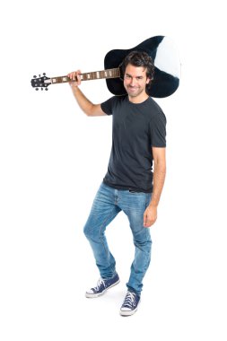 Beyaz arka plan üzerinde gitar ile yakışıklı adam