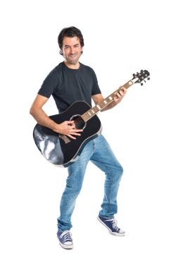 Beyaz arka plan üzerinde gitar ile yakışıklı adam