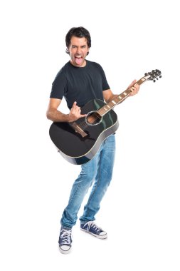 Beyaz arka plan üzerinde gitar ile yakışıklı adam