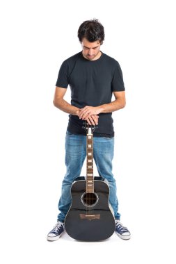 Beyaz arka plan üzerinde gitar ile yakışıklı adam