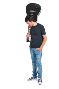 Beyaz arka plan üzerinde gitar ile yakışıklı adam