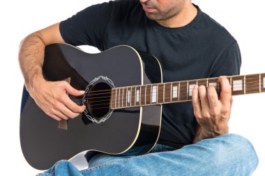 Beyaz arka plan üzerinde gitar ile yakışıklı adam
