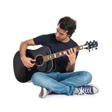 Beyaz arka plan üzerinde gitar ile yakışıklı adam