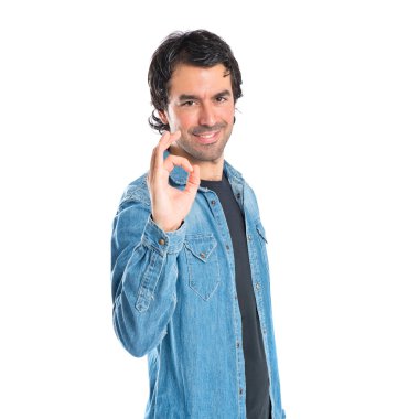 adam beyaz arka plan üzerinde ok işareti yapmak