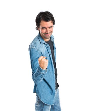 şanslı bir genç adam izole beyaz zemin üzerine