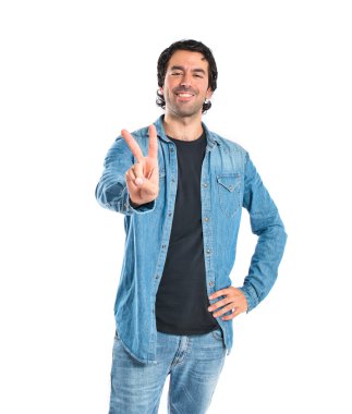 Beyaz arka plan üzerinde zafer hareketi yapan erkek