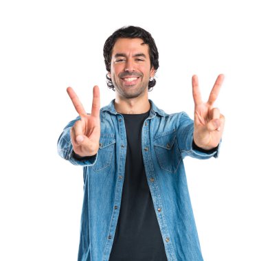 Beyaz arka plan üzerinde zafer hareketi yapan erkek