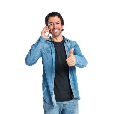 Beyaz arka plan üzerinde konuşmak için telefon yakışıklı adam
