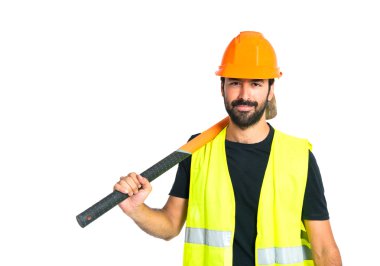 Beyaz arka plan üzerinde balta ile işçi