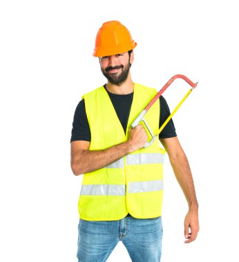 Beyaz arka plan üzerinde demir testeresi ile işçi