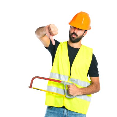 başparmak aşağı tutarak bir demir testeresi ile işçi