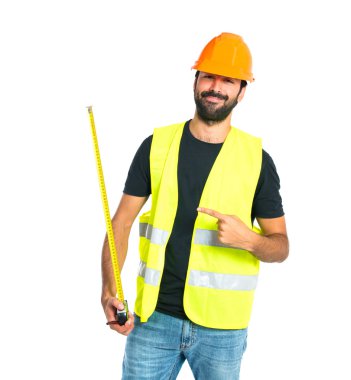 Beyaz arka plan üzerinde metre ile işçi