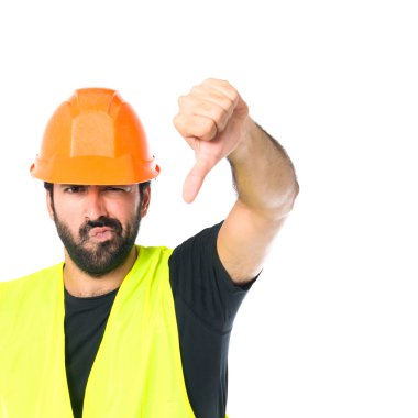 Beyaz arka plan üzerinde kötü bir sinyal yaparken işçi
