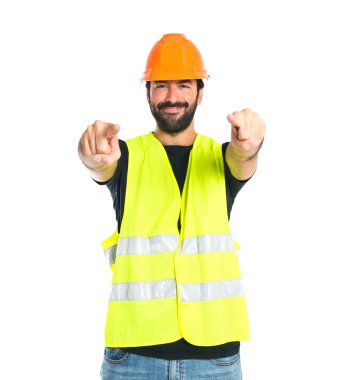 Beyaz arka plan üzerinde öne dönük işçi