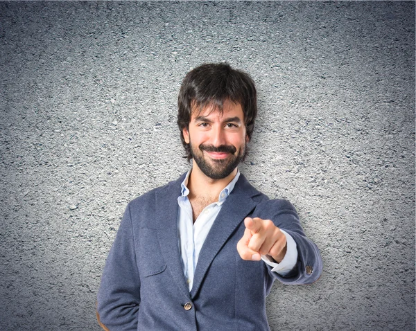 Hombre señalando sobre fondo texturizado — Foto de Stock