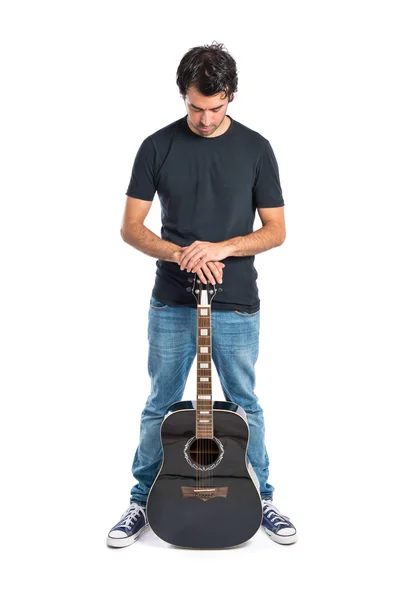 Schöner Mann mit Gitarre vor weißem Hintergrund — Stockfoto