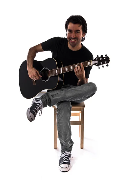 Όμορφος άντρας με κιθάρα πάνω από το λευκό φόντο — Φωτογραφία Αρχείου
