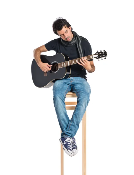 Pohledný muž s kytarou na bílém pozadí — Stock fotografie