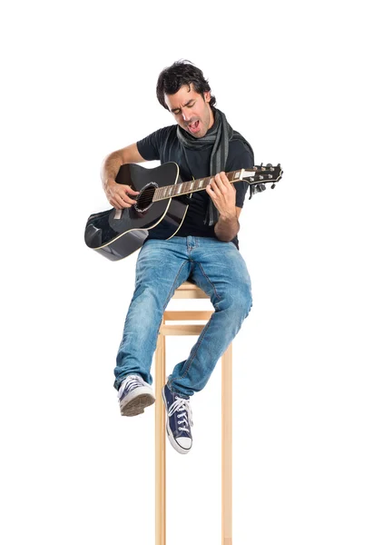 Bonito homem com guitarra sobre fundo branco — Fotografia de Stock