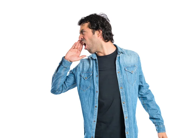 Hombre gritando sobre fondo blanco aislado — Foto de Stock