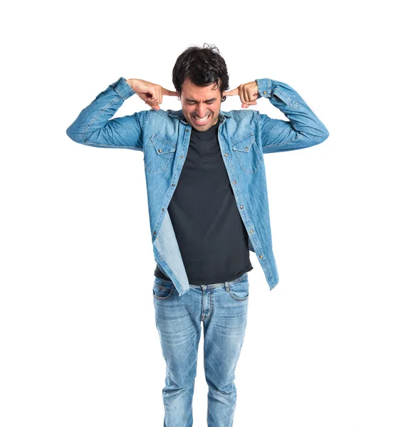 Uomo che si copre le orecchie su sfondo bianco — Foto Stock