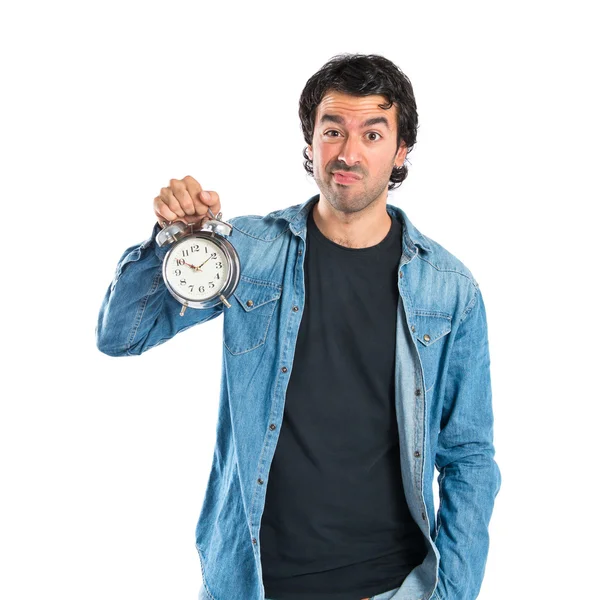 Mann hält Uhr vor weißem Hintergrund — Stockfoto