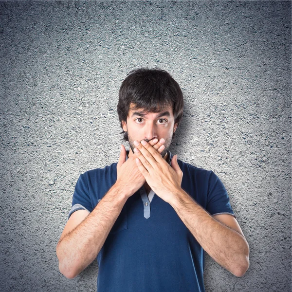 Mann macht Überraschungsgeste vor texturiertem Hintergrund — Stockfoto