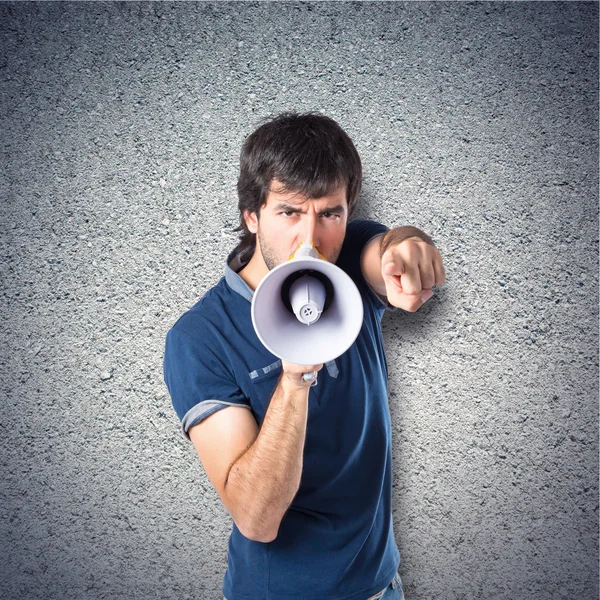 Man shouting over textured background — Stock Photo, Image