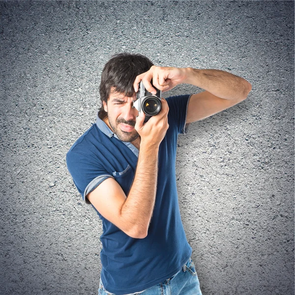 Hombre fotografiando sobre fondo texturizado — Foto de Stock