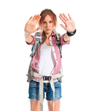 backpacker beyaz arka plan üzerinde kırmızı yapma