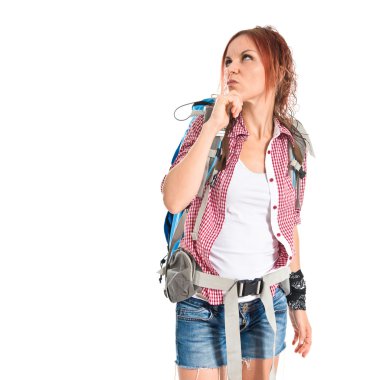 Backpacker izole beyaz arka plan üzerinde düşünme