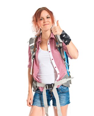 Beyaz arka plan üzerinde başparmak ile backpacker