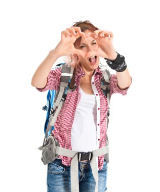 Beyaz arka plan üzerinde bir kalp ile elleri yapma backpacker