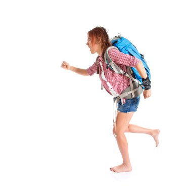 backpacker hızlı beyaz arka plan üzerinde çalışan