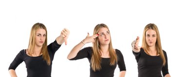 Sarışın kız yapma intihar jest beyaz arka plan üzerinde