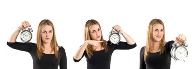 beyaz zemin üzerinde bir saat tutan mutlu blondr kız 