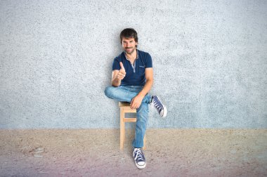 adam ile dokulu arka plan üzerinde başparmak