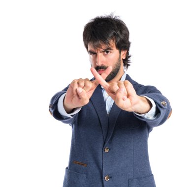 Beyaz arka plan üzerinde hiçbir hareketi yapan yakışıklı erkek