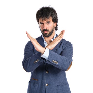 Beyaz arka plan üzerinde hiçbir hareketi yapan yakışıklı erkek