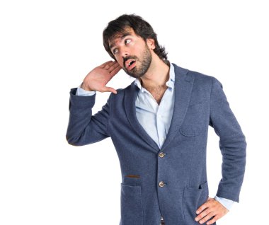 adam izole beyaz arka plan üzerinde dinleme