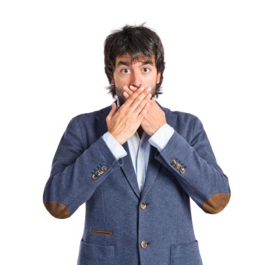 Beyaz arka plan üzerinde sürpriz bir jest yapan erkek